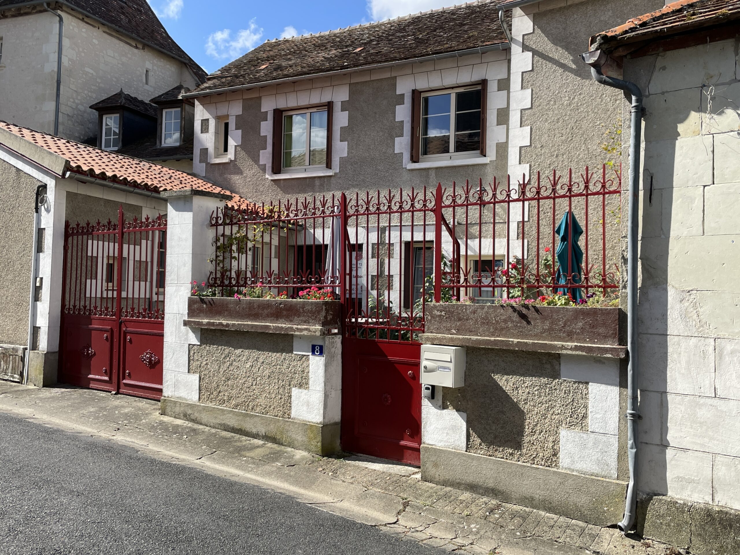 Vue sur la cour depuis la rue.